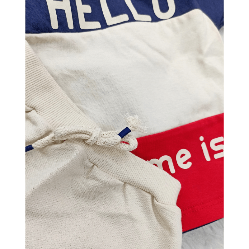conjunto by gus camiseta meia malha hello com bermuda moletinho cor azul vermelho e caqui - Imagem 2