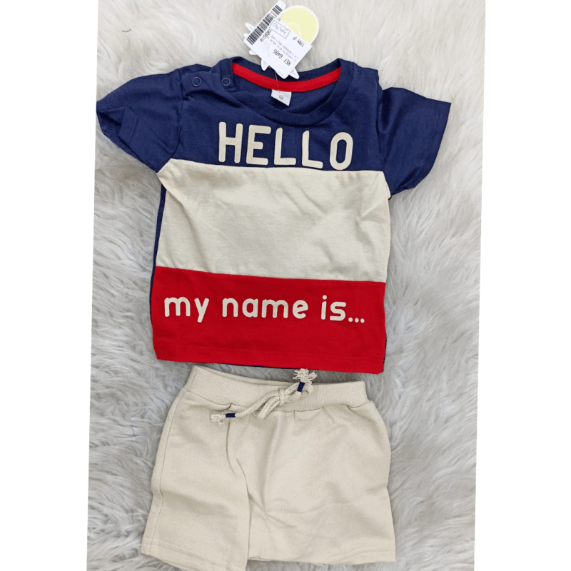 conjunto by gus camiseta meia malha hello com bermuda moletinho cor azul vermelho e caqui - Imagem 3